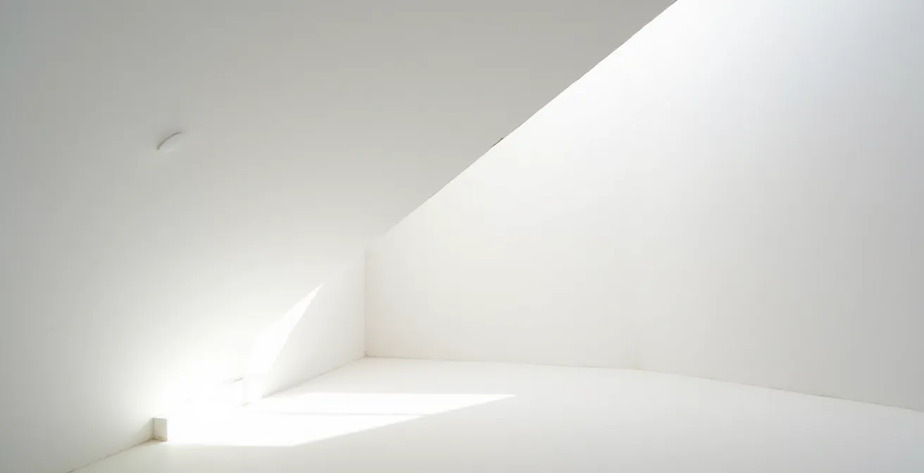 Techo pintado de blanco satinado reflejando luz natural en habitación española